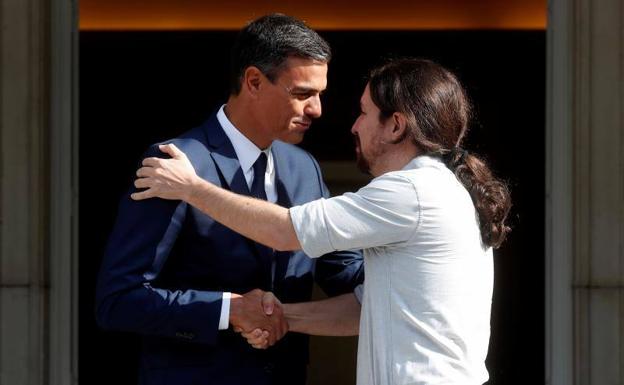 Pablo Iglesias y Pedro Sánchez se saludan a la entrada de La Moncloa.