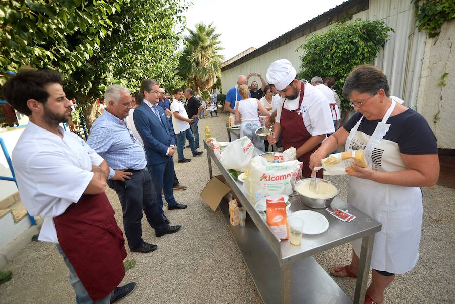 Más de medio centenar de aspirantes participan en el I Concurso Regional para elegir la mejor pieza de esta joya gastronómica. La sede de la Federación de Peñas Huertanas acogió ayer la primera semifinal