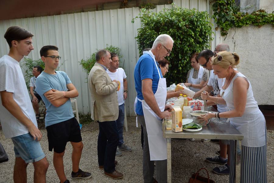 Más de medio centenar de aspirantes participan en el I Concurso Regional para elegir la mejor pieza de esta joya gastronómica. La sede de la Federación de Peñas Huertanas acogió ayer la primera semifinal