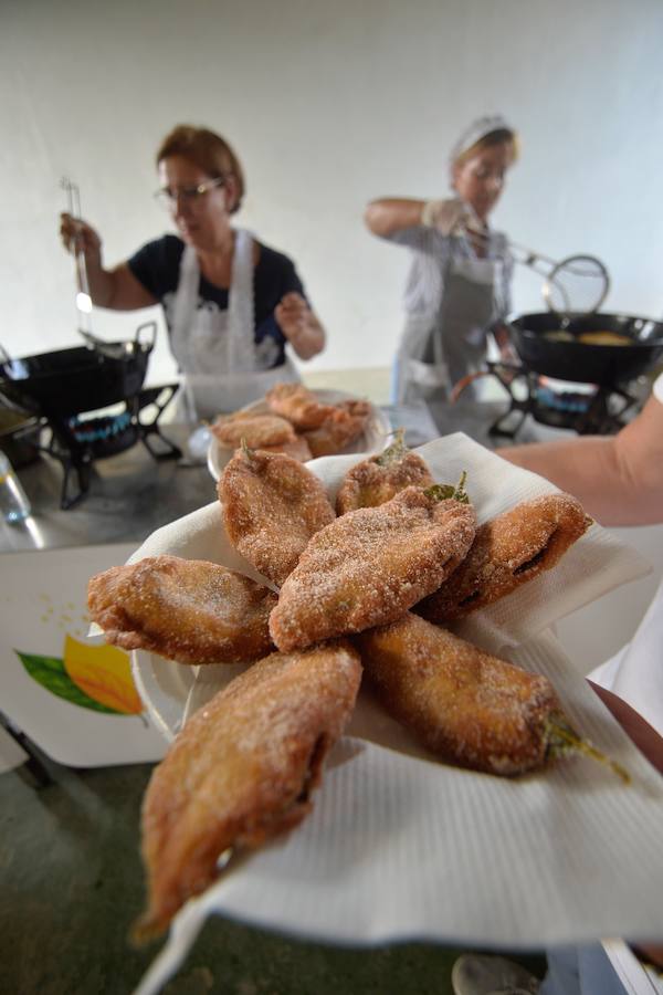 Más de medio centenar de aspirantes participan en el I Concurso Regional para elegir la mejor pieza de esta joya gastronómica. La sede de la Federación de Peñas Huertanas acogió ayer la primera semifinal