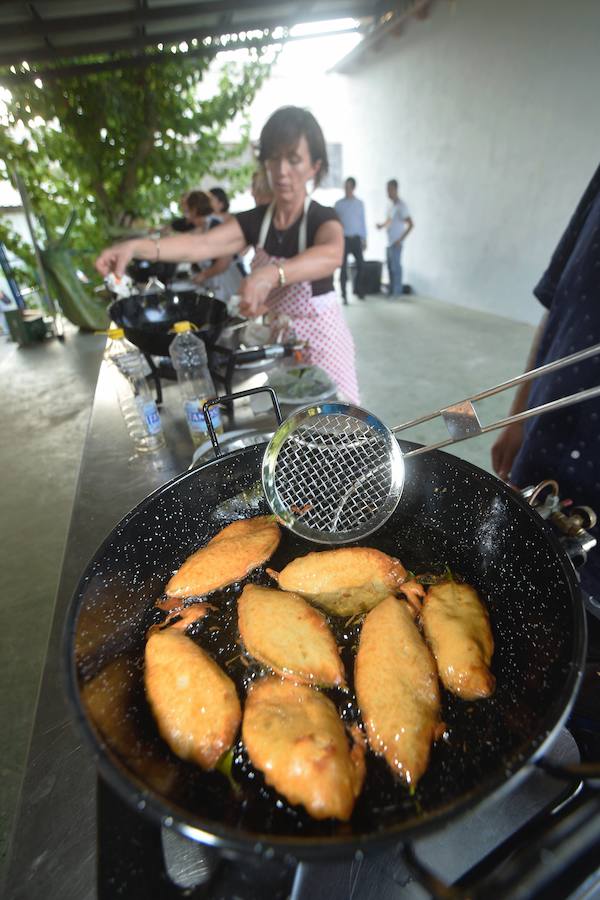 Más de medio centenar de aspirantes participan en el I Concurso Regional para elegir la mejor pieza de esta joya gastronómica. La sede de la Federación de Peñas Huertanas acogió ayer la primera semifinal