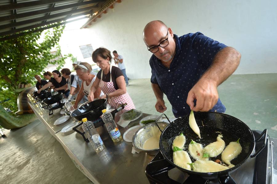 Más de medio centenar de aspirantes participan en el I Concurso Regional para elegir la mejor pieza de esta joya gastronómica. La sede de la Federación de Peñas Huertanas acogió ayer la primera semifinal