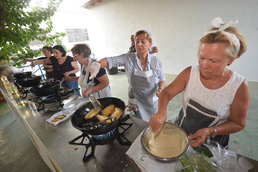 Más de medio centenar de aspirantes participan en el I Concurso Regional para elegir la mejor pieza de esta joya gastronómica. La sede de la Federación de Peñas Huertanas acogió ayer la primera semifinal