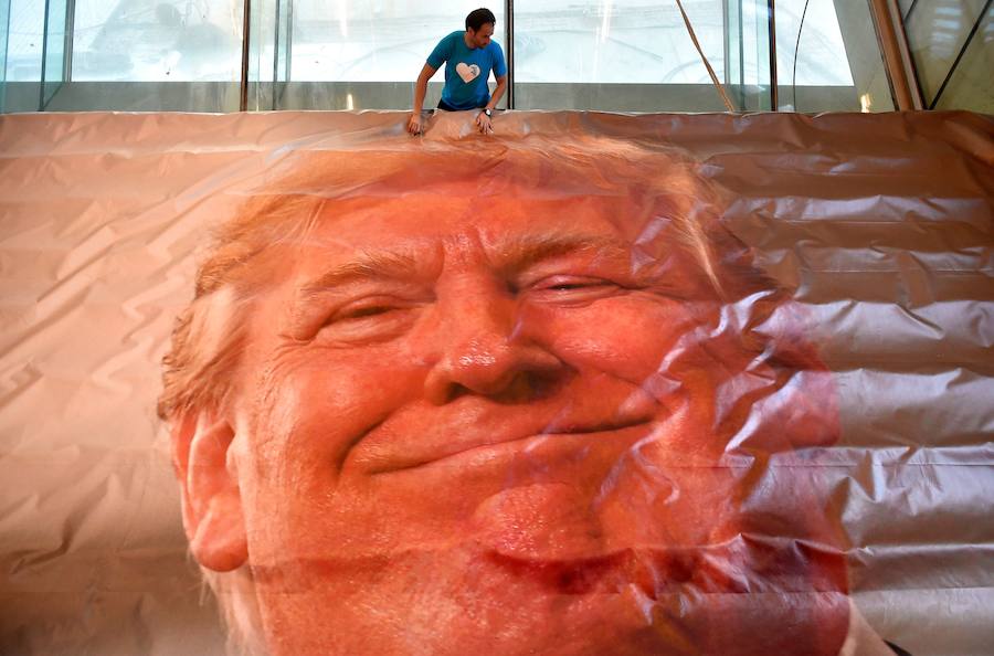 El Festival Internacional de Imagen Getxophoto ha organizado una polémica actividad en la que los participantes saltan sobre el retrato de Donald Trump. El Partido Popular de la localidad ha pedido su retirada al considerarlo «una falta de respeto al presidente de un país elegido democráticamente»