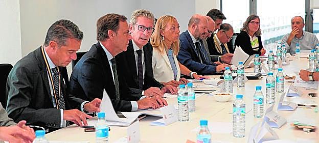 El juez José de la Mata (3º izq.), ayer, con representantes de todas las comunidades para abordar el 'caso iDental'. 