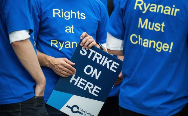 Trabajadores de Ryanair se manifiestan por unas mejores condiciones laborales.