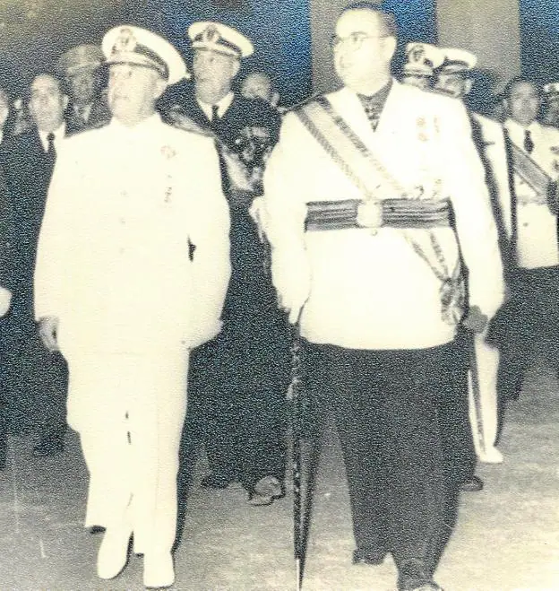 Franco entra en el Ayuntamiento de Cartagena.