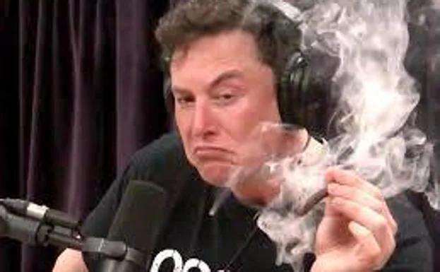 Elon Musk se fuma un porro