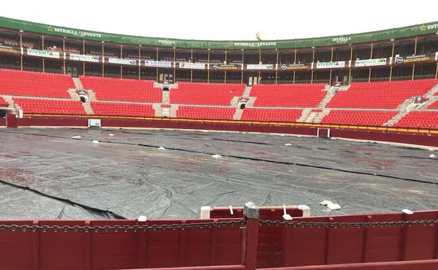 Ruedo protegido por lonas en la plaza de toros de Murcia.