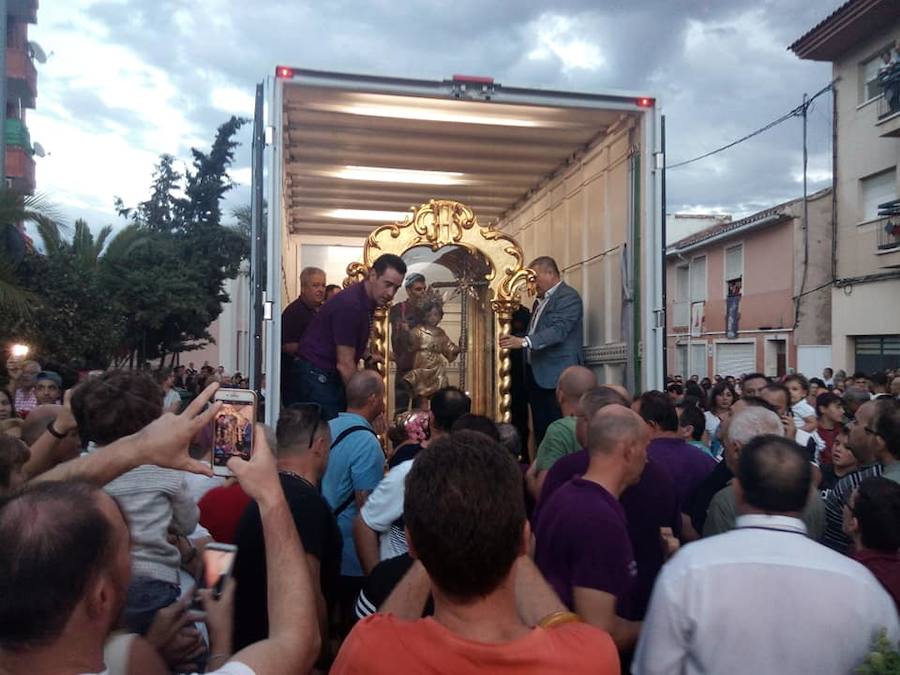 Miles de romeros acompañan la imagen sagrada desde su santuario al Real Monasterio de la Encarnación, dando inicio a las fiestas patronales de Mula