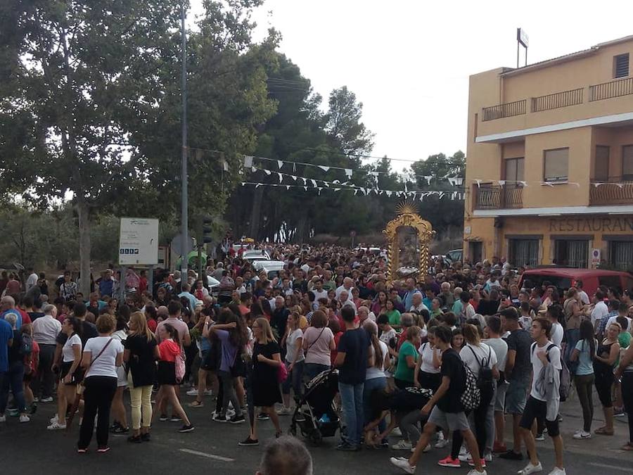 Miles de romeros acompañan la imagen sagrada desde su santuario al Real Monasterio de la Encarnación, dando inicio a las fiestas patronales de Mula