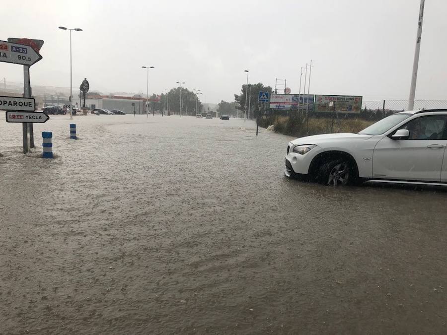 La localidad del Altiplano recoge la mayor cantidad de agua de este domingo en la Región, con más de 20 litros por metro cuadrado y registra decenas de incidencias por inundaciones de vías, bajos y garajes