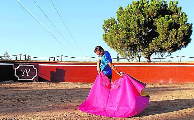 El torero murciano Rafaelillo, entrenando en el coso de la finca de José A. Pérez-Hernán, en San Pedro del Pinatar, el viernes. 