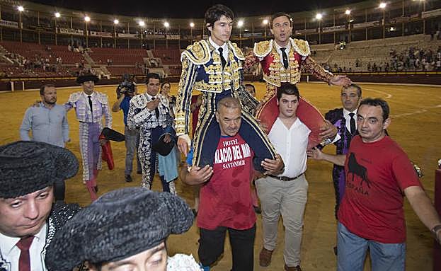 Castella y rafaelillo salen a hombros de la plaza.