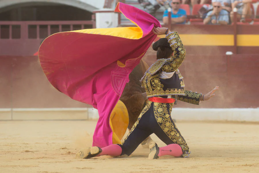 La Feria Taurina de Murcia arrancó el sábado con una clase práctica en la que participaron alumnos de las escuelas de tauromaquia