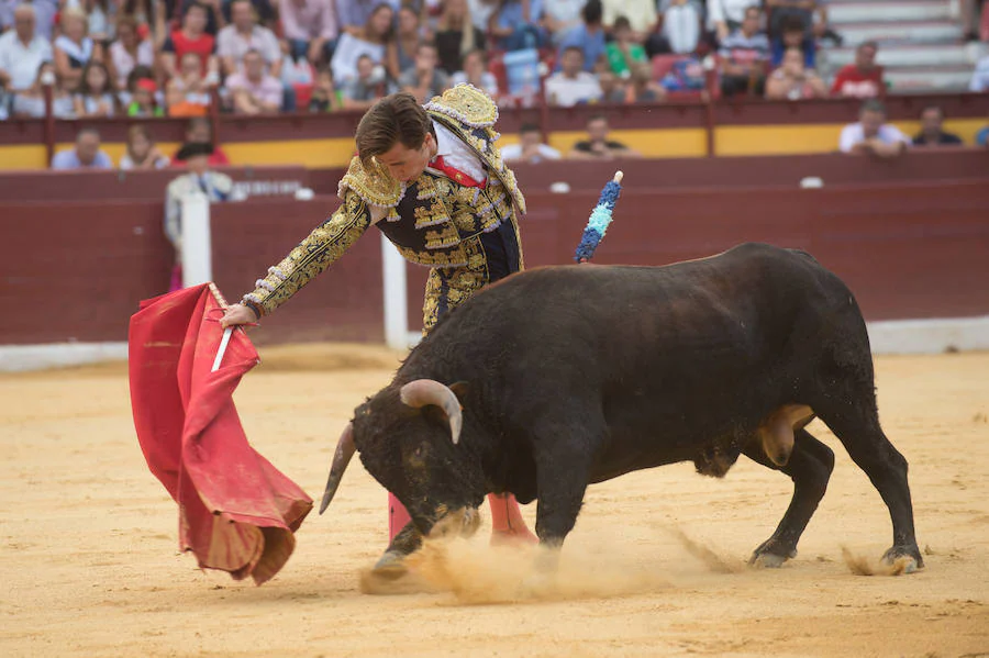 La Feria Taurina de Murcia arrancó el sábado con una clase práctica en la que participaron alumnos de las escuelas de tauromaquia