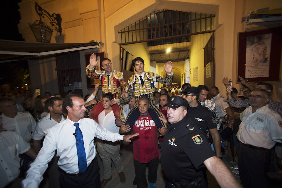 El torero murciano y el diestro francés cortan dos orejas cada uno y salen a hombros de La Condomina tras lidiar una buena corrida de Parladé