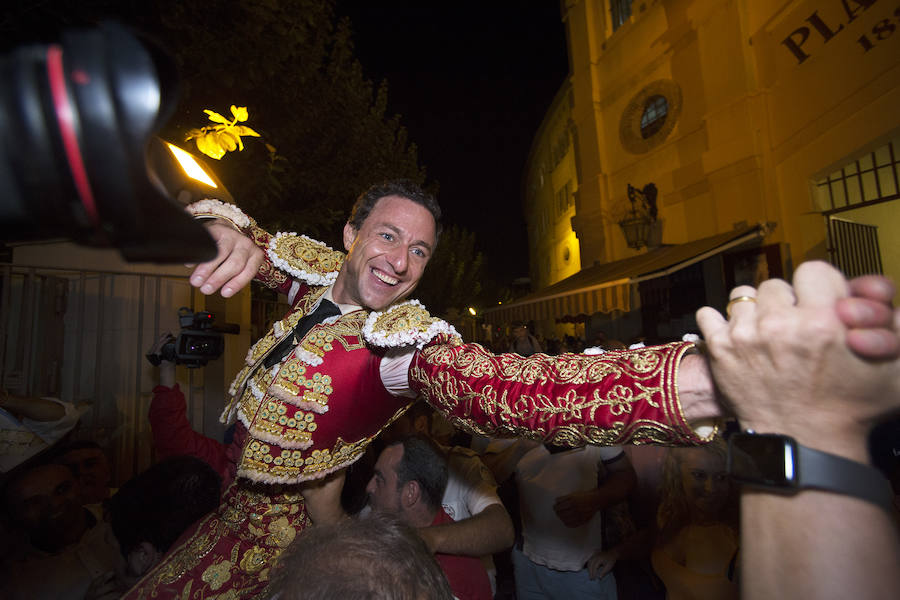 El torero murciano y el diestro francés cortan dos orejas cada uno y salen a hombros de La Condomina tras lidiar una buena corrida de Parladé