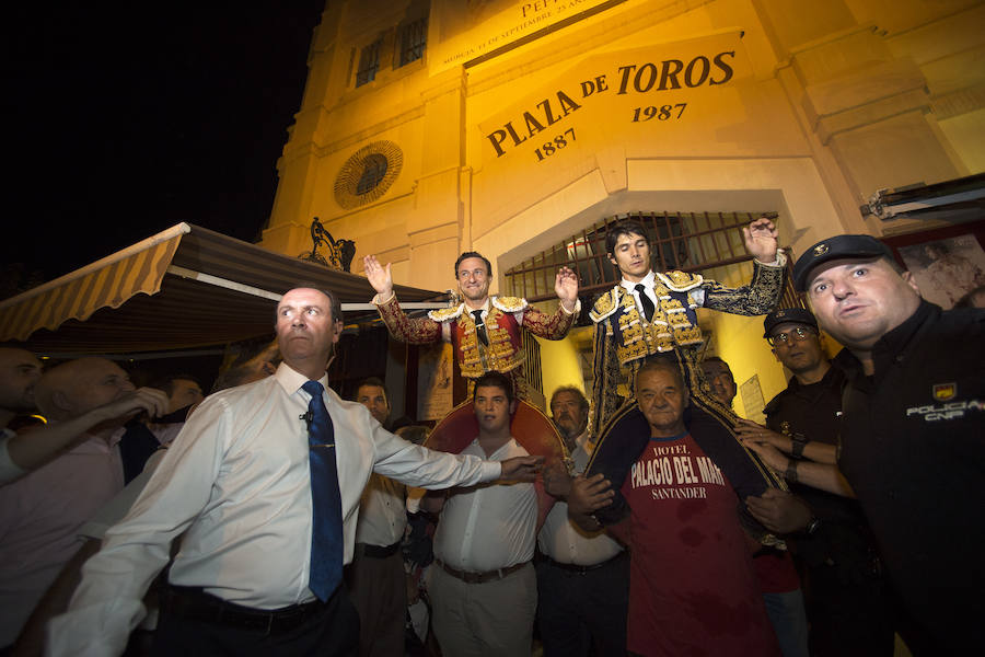 El torero murciano y el diestro francés cortan dos orejas cada uno y salen a hombros de La Condomina tras lidiar una buena corrida de Parladé
