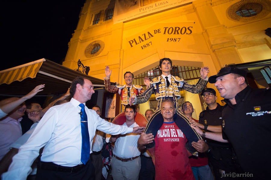 El torero murciano y el diestro francés cortan dos orejas cada uno y salen a hombros de La Condomina tras lidiar una buena corrida de Parladé