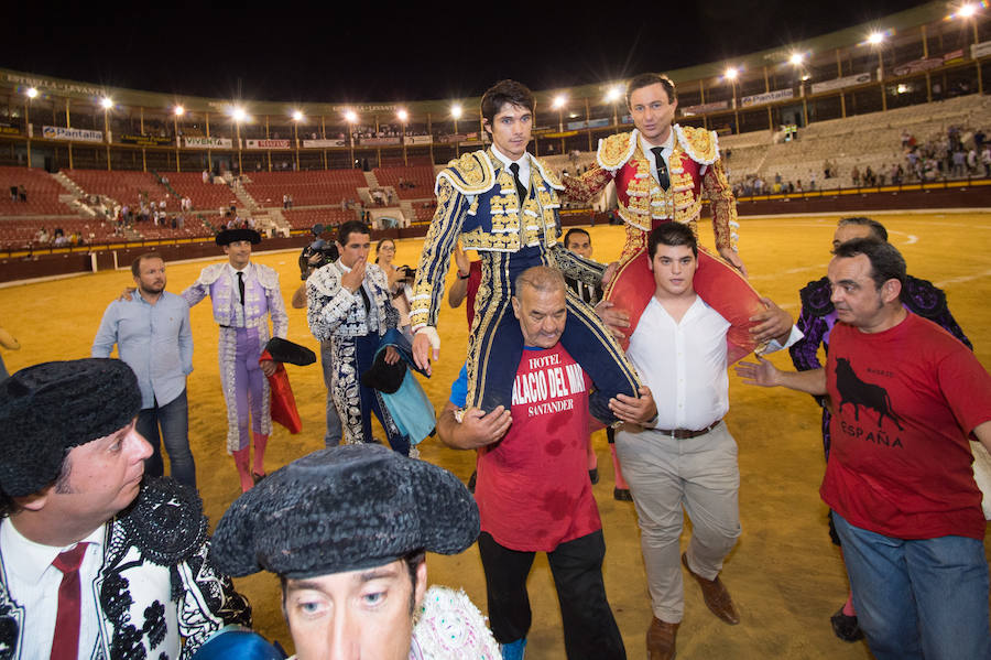 El torero murciano y el diestro francés cortan dos orejas cada uno y salen a hombros de La Condomina tras lidiar una buena corrida de Parladé