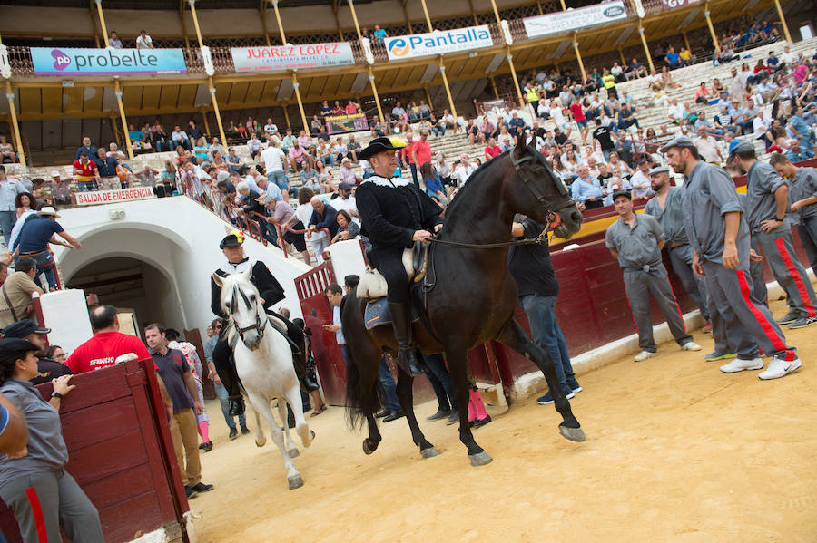 El torero murciano y el diestro francés cortan dos orejas cada uno y salen a hombros de La Condomina tras lidiar una buena corrida de Parladé