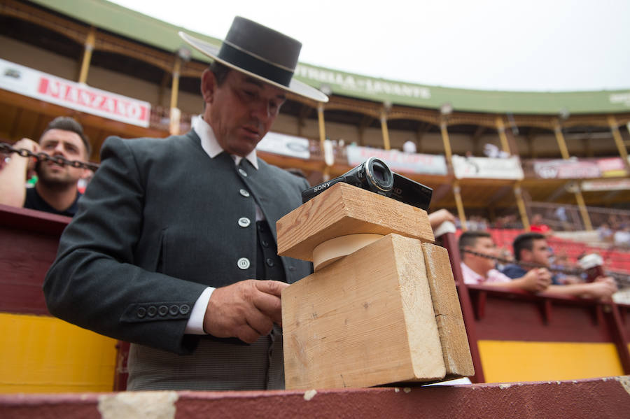 El torero murciano y el diestro francés cortan dos orejas cada uno y salen a hombros de La Condomina tras lidiar una buena corrida de Parladé