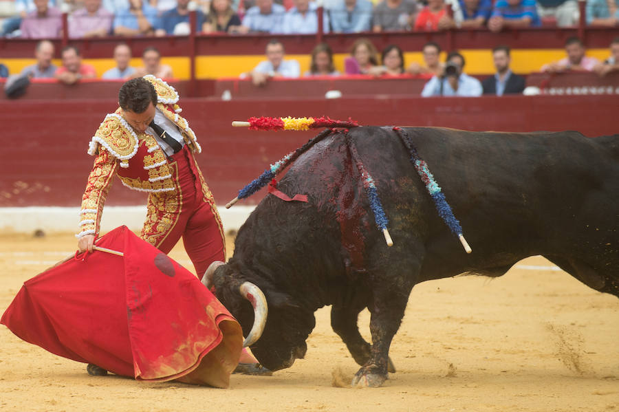 El torero murciano y el diestro francés cortan dos orejas cada uno y salen a hombros de La Condomina tras lidiar una buena corrida de Parladé
