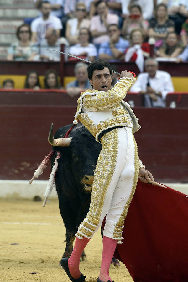 El lorquino triunfa cortando cuatro orejas y sale a hombros con El Juli, mientras que Manzanares se va de vacío en la Feria Taurina de Murcia