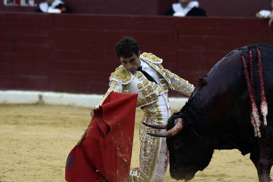 El lorquino triunfa cortando cuatro orejas y sale a hombros con El Juli, mientras que Manzanares se va de vacío en la Feria Taurina de Murcia