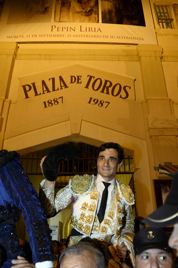 El lorquino triunfa cortando cuatro orejas y sale a hombros con El Juli, mientras que Manzanares se va de vacío en la Feria Taurina de Murcia