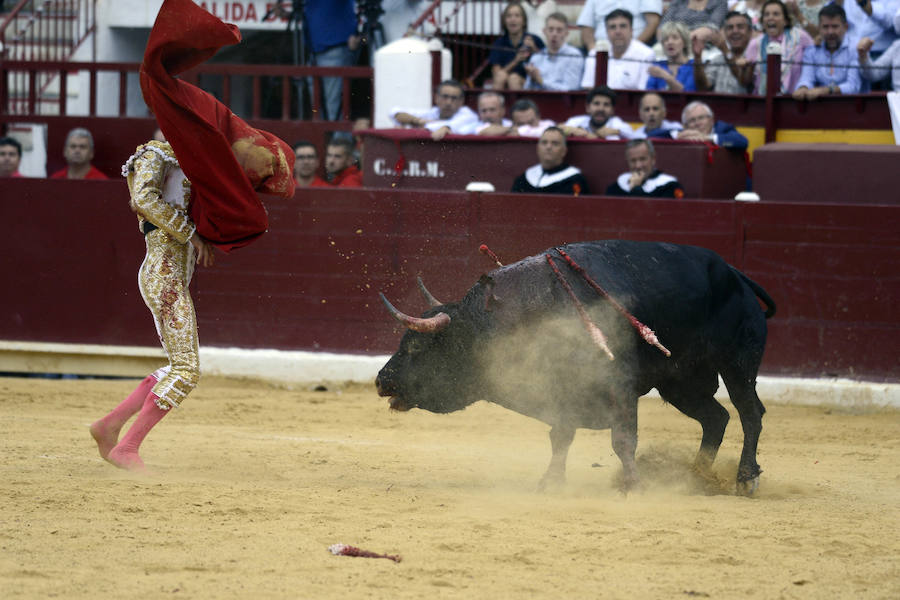 El lorquino triunfa cortando cuatro orejas y sale a hombros con El Juli, mientras que Manzanares se va de vacío en la Feria Taurina de Murcia