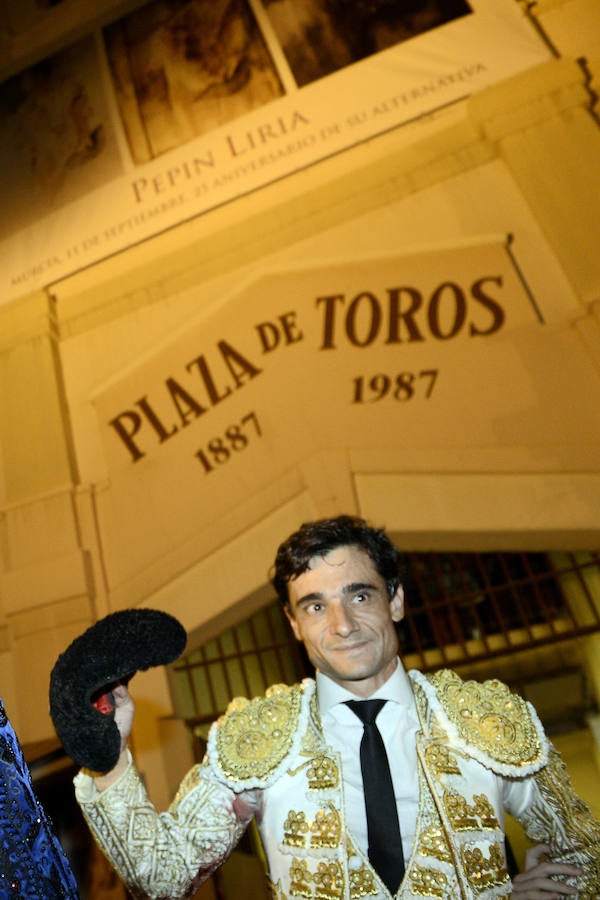 El lorquino triunfa cortando cuatro orejas y sale a hombros con El Juli, mientras que Manzanares se va de vacío en la Feria Taurina de Murcia