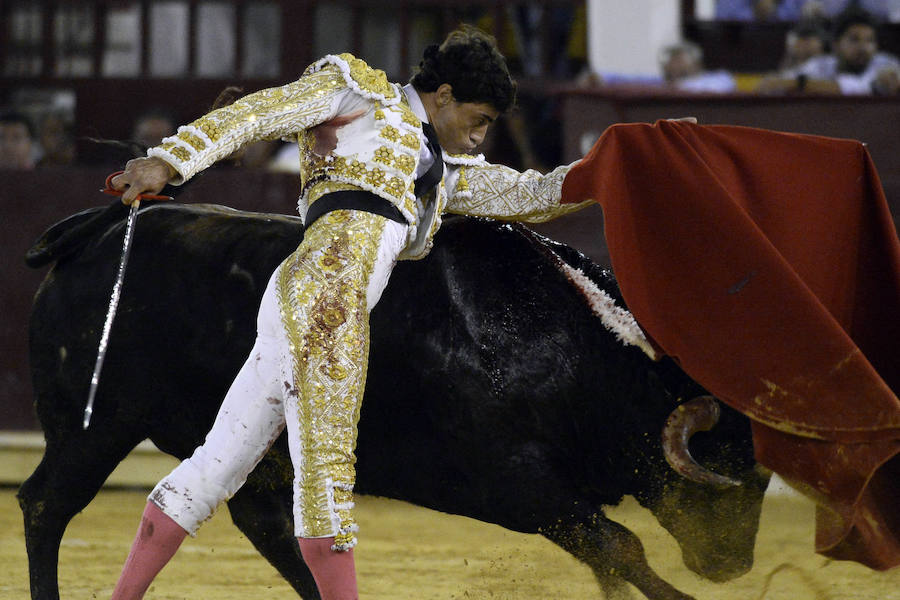 El lorquino triunfa cortando cuatro orejas y sale a hombros con El Juli, mientras que Manzanares se va de vacío en la Feria Taurina de Murcia
