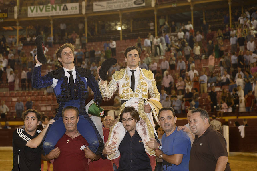 El lorquino triunfa cortando cuatro orejas y sale a hombros con El Juli, mientras que Manzanares se va de vacío en la Feria Taurina de Murcia