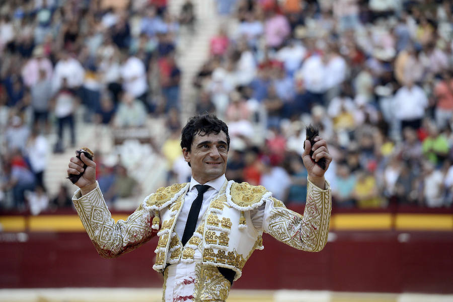 El lorquino triunfa cortando cuatro orejas y sale a hombros con El Juli, mientras que Manzanares se va de vacío en la Feria Taurina de Murcia