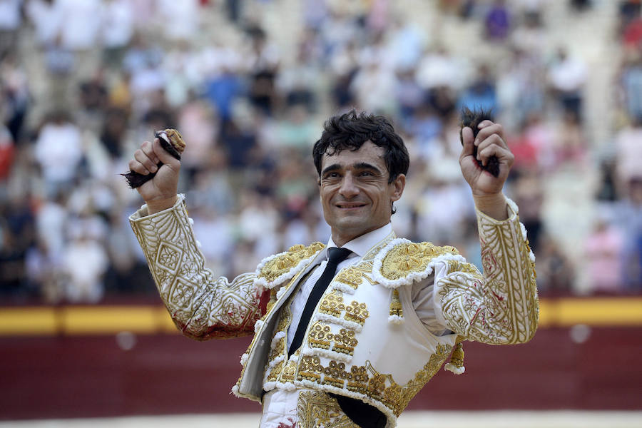 El lorquino triunfa cortando cuatro orejas y sale a hombros con El Juli, mientras que Manzanares se va de vacío en la Feria Taurina de Murcia