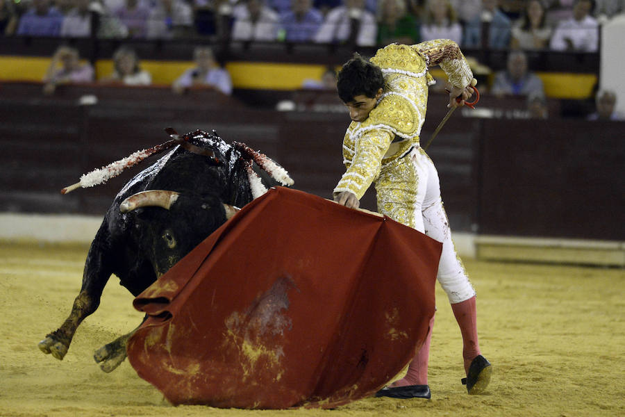 El lorquino triunfa cortando cuatro orejas y sale a hombros con El Juli, mientras que Manzanares se va de vacío en la Feria Taurina de Murcia