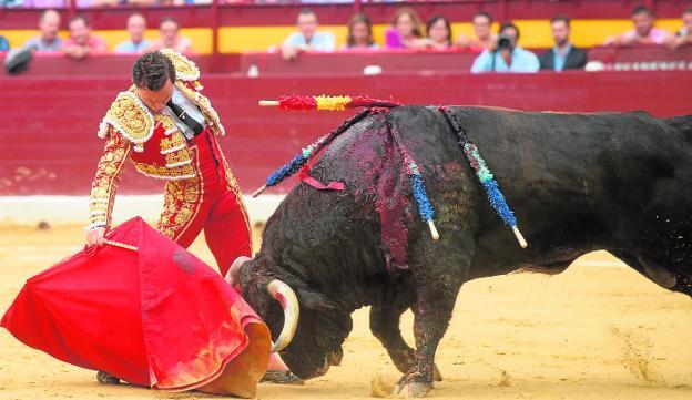 Rafaelillo da un pase con la muleta a uno de sus astados, ayer, en la plaza de toros de Murcia. 