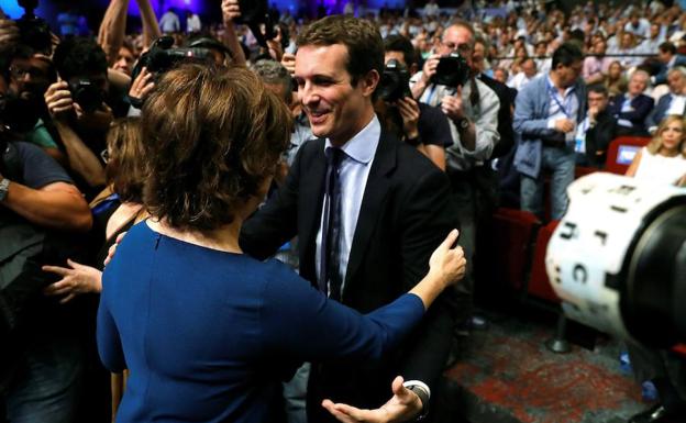 Imagen. Sáenz de Santamaría felicita a Pablo Casado tras ser elegido presidente del PP.