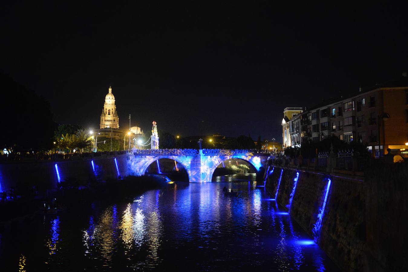 El Puente Viejo se convirtió la noche del lunes en el escenario de un espectáculo de luz, música y palabras para conmemorar el 300 aniversario del inicio de su construcción, que tuvo lugar el 10 de septiembre de 1718