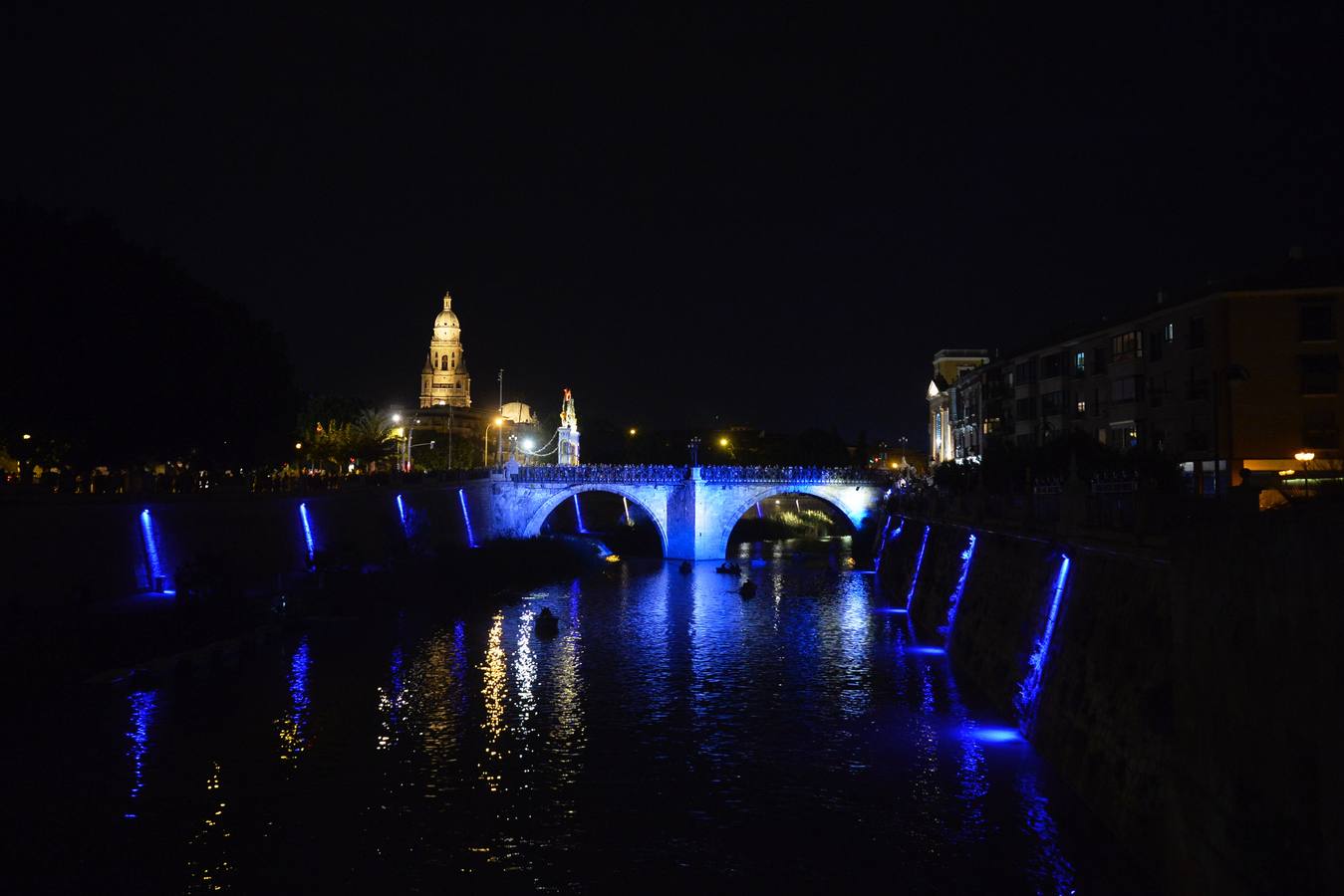 El Puente Viejo se convirtió la noche del lunes en el escenario de un espectáculo de luz, música y palabras para conmemorar el 300 aniversario del inicio de su construcción, que tuvo lugar el 10 de septiembre de 1718