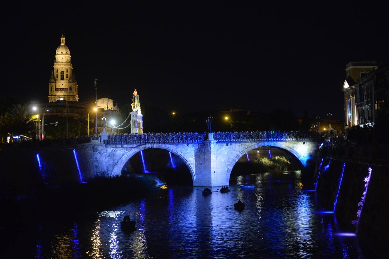 El Puente Viejo se convirtió la noche del lunes en el escenario de un espectáculo de luz, música y palabras para conmemorar el 300 aniversario del inicio de su construcción, que tuvo lugar el 10 de septiembre de 1718