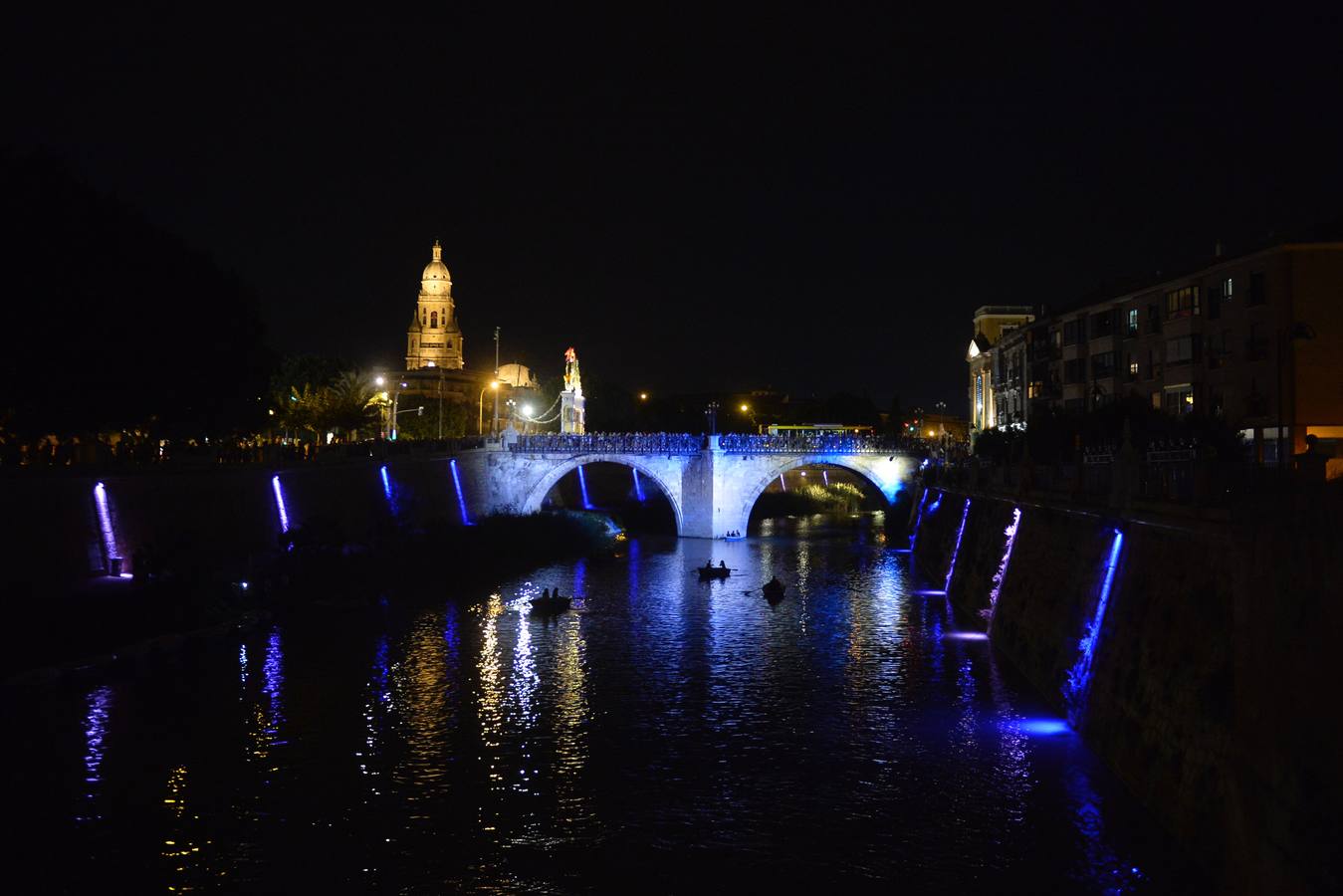 El Puente Viejo se convirtió la noche del lunes en el escenario de un espectáculo de luz, música y palabras para conmemorar el 300 aniversario del inicio de su construcción, que tuvo lugar el 10 de septiembre de 1718