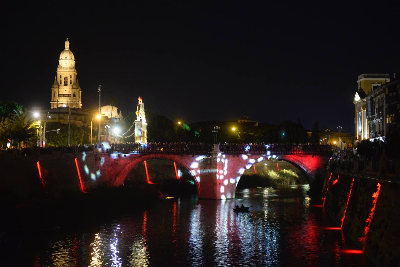 El Puente Viejo se convirtió la noche del lunes en el escenario de un espectáculo de luz, música y palabras para conmemorar el 300 aniversario del inicio de su construcción, que tuvo lugar el 10 de septiembre de 1718