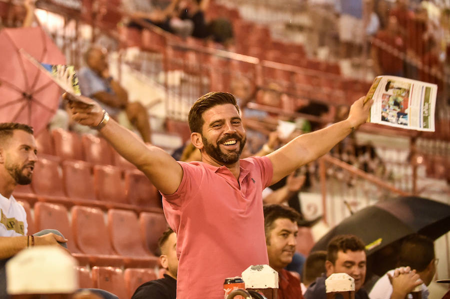 Muchos esperaron a última hora para ver si la lluvia respetaba la celebración del fesjo. El público transmitió su cariño a Rafaelillo en su vuelta a La Condomina