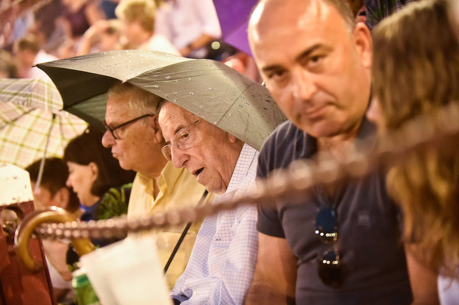 Muchos esperaron a última hora para ver si la lluvia respetaba la celebración del fesjo. El público transmitió su cariño a Rafaelillo en su vuelta a La Condomina