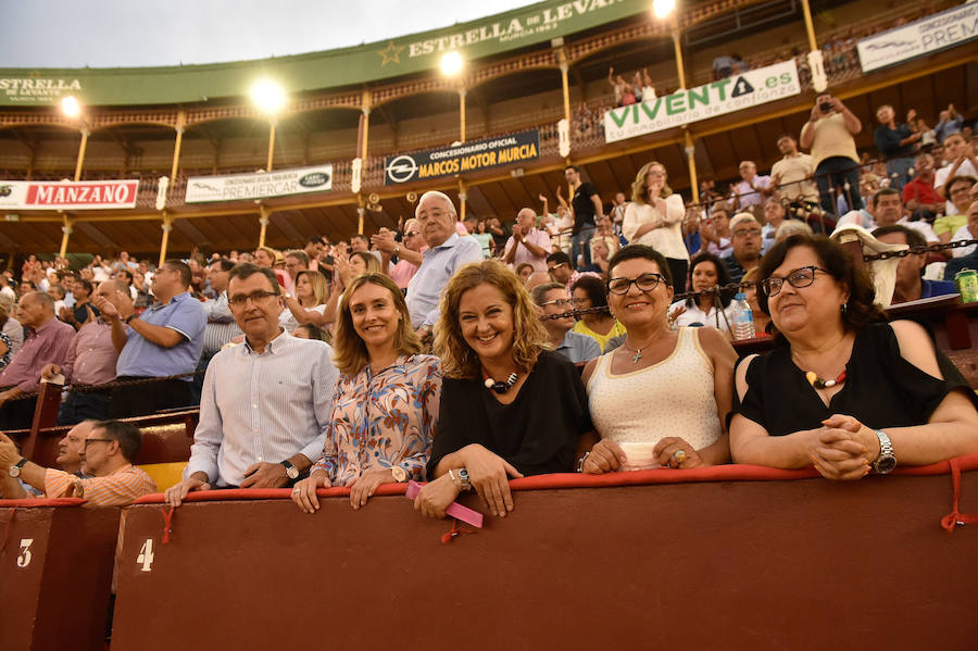 Muchos esperaron a última hora para ver si la lluvia respetaba la celebración del fesjo. El público transmitió su cariño a Rafaelillo en su vuelta a La Condomina