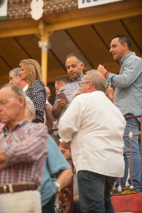 Muchos esperaron a última hora para ver si la lluvia respetaba la celebración del fesjo. El público transmitió su cariño a Rafaelillo en su vuelta a La Condomina