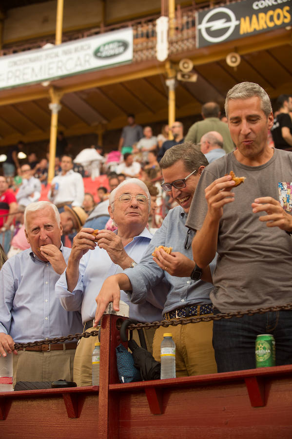 Muchos esperaron a última hora para ver si la lluvia respetaba la celebración del fesjo. El público transmitió su cariño a Rafaelillo en su vuelta a La Condomina